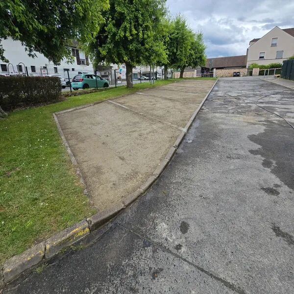 2024 - Limours - Réfection d'un parking (pose de pavé pour les délimitations et grave ciment) , pose de potelets de sécurité, installation de panneaux de signalétique et rebouchage de trou avec enrobé à froid 