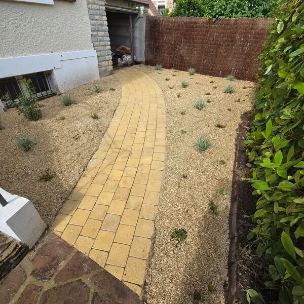 2024 - Verrière Le Buisson - Création d'une entrée (réalisation d'un chemin en pavé, création de deux massifs, plantation de vivaces couvres sols, pose d'un paillage et d'une bande de bruyères), Abattage et rognage d'une haie de 30m et plantation de 35 Photinias Red Robbins et engazonnement de 400m² avec apport de 10m3 de terre végétale amendée