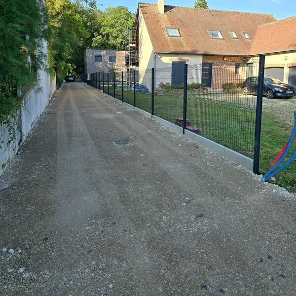 2024 - Les Molières - Pose de 90ml de grillage rigide avec plaques de soubassement, reprise d'une allée de 350m² et pose d'une grave, remise à plat d'un terrain de 400m² 